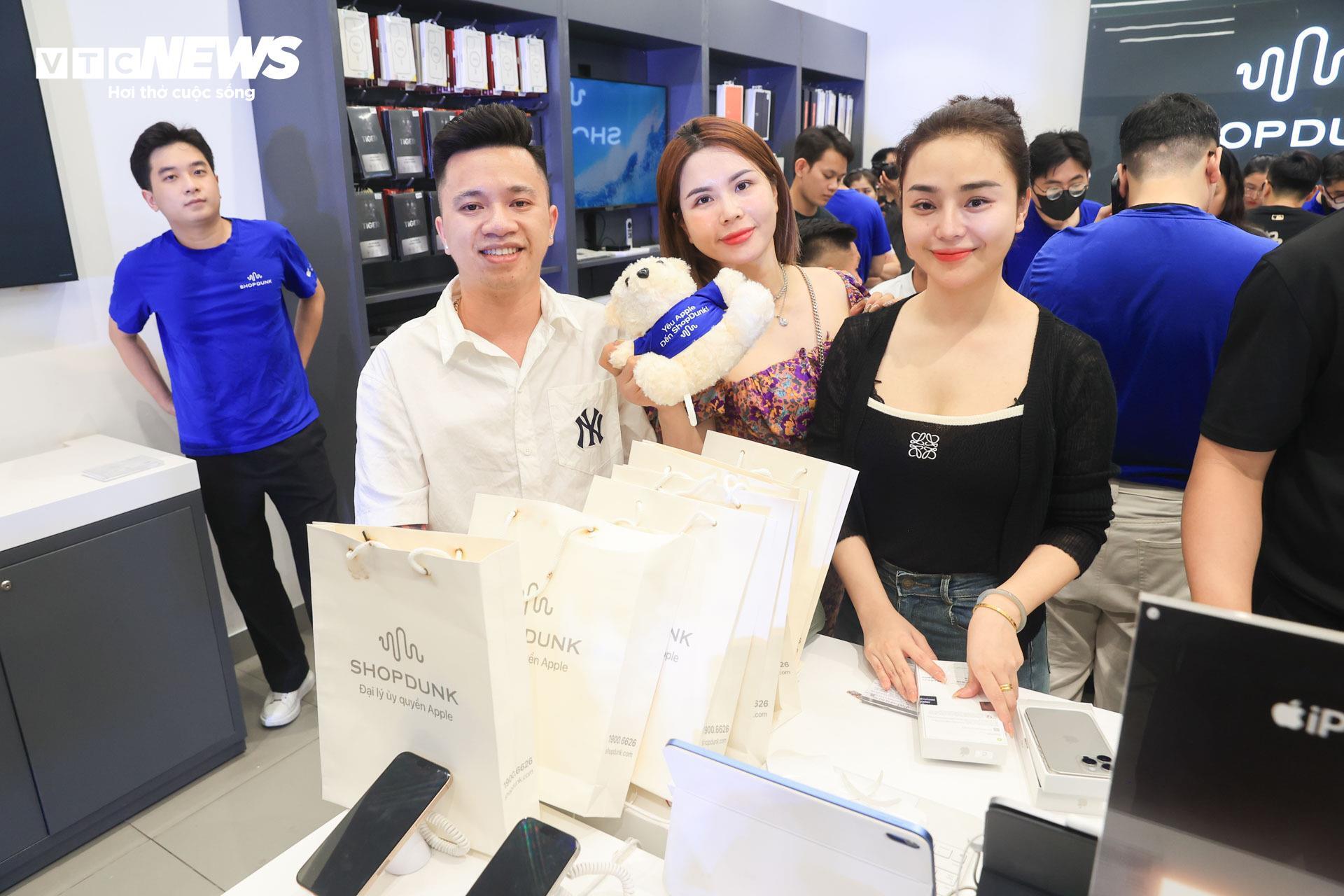 Nam thanh niên cầu hôn bạn gái bằng iPhone 16 Pro Max trong ngày đầu mở bán - Ảnh 6.