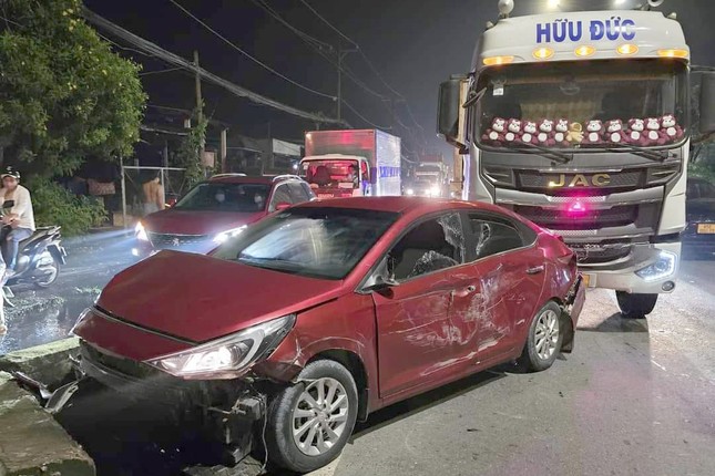 Ô tô chở thuốc lá lậu tông hàng loạt phương tiện trên đường bỏ chạy - Ảnh 2.