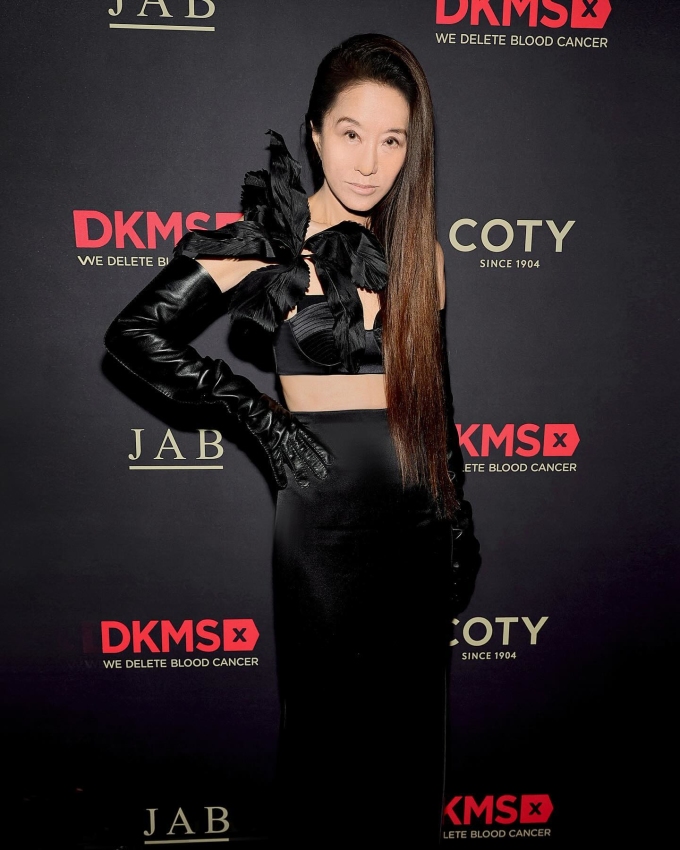 Nữ hoàng váy cưới cũng xuất hiện trong bữa tiệc trắng của Diddy, ngoại hình tuổi 74 gây tranh cãi- Ảnh 22. Nữ hoàng váy cưới cũng xuất hiện trong bữa tiệc trắng của Diddy, ngoại hình tuổi 74 gây tranh cãi- Ảnh 22.