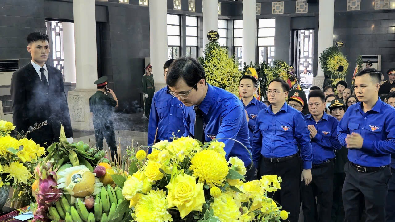 Thường trực Ban Bí thư Lương Cường cùng nhiều lãnh đạo viếng phu nhân Đại tướng Võ Nguyên Giáp - Ảnh 10.