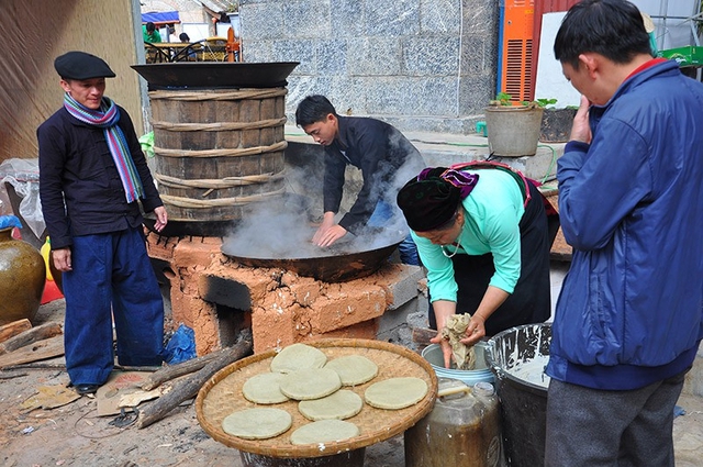 Khách Tây thử bánh đặc sản của vùng núi Việt Nam, bất ngờ vì ngon hơn tưởng tượng, trầm trồ bởi cách làm- Ảnh 5.