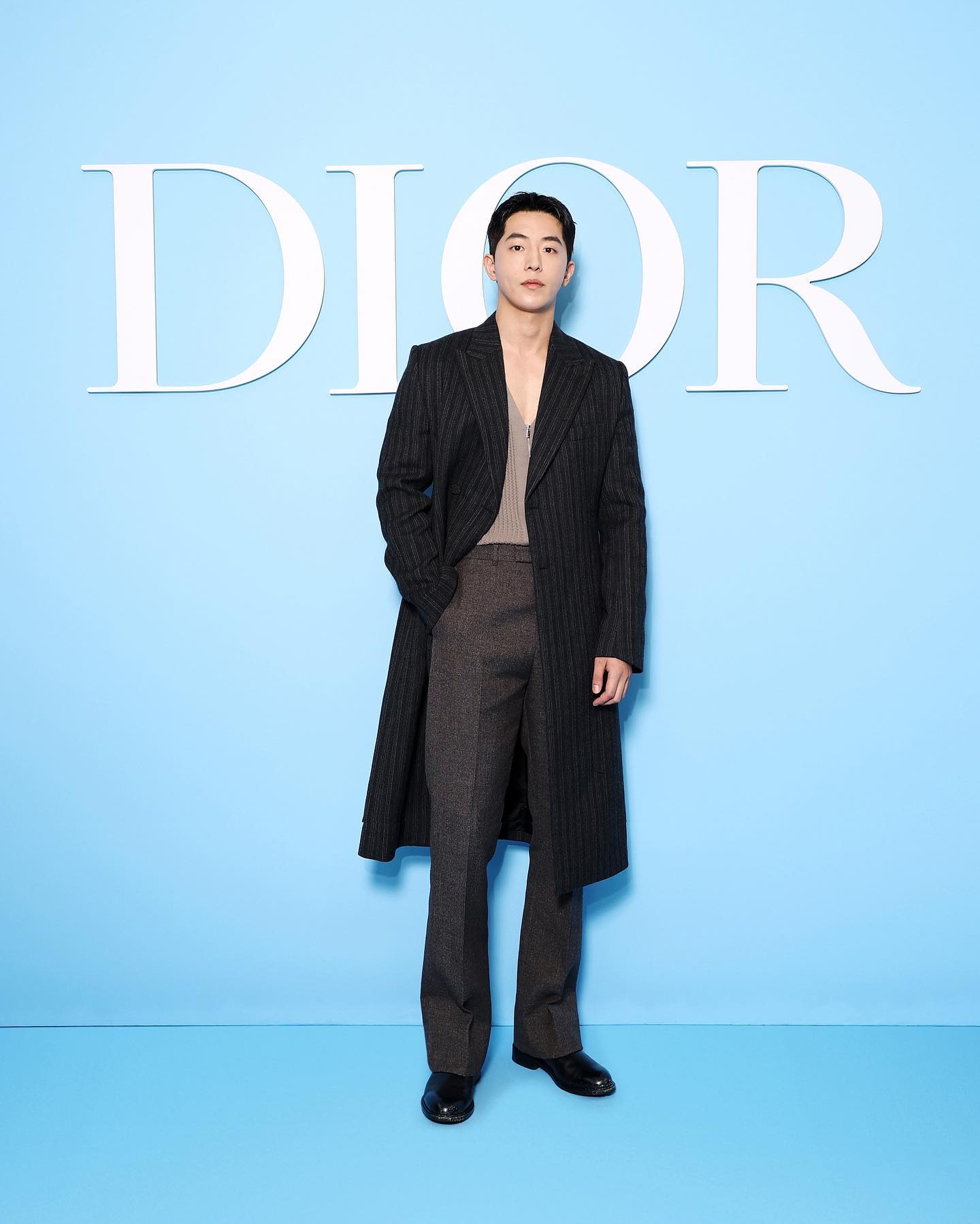 -of-1-person-overcoat-suit-blazer-and-text-that-says-dior-or-di-ic-17275430003441699695448-1727573285106-17275732852721892024480-1727582238643-17275822387351594504770.jpg