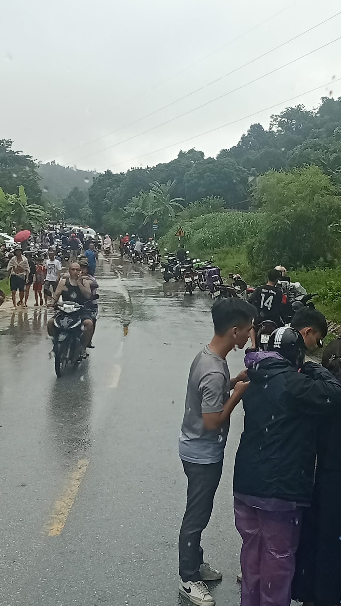 Sạt lở trên quốc lộ Hà Nội - Hà Giang, nhiều ngôi nhà bị sập - Ảnh 5.