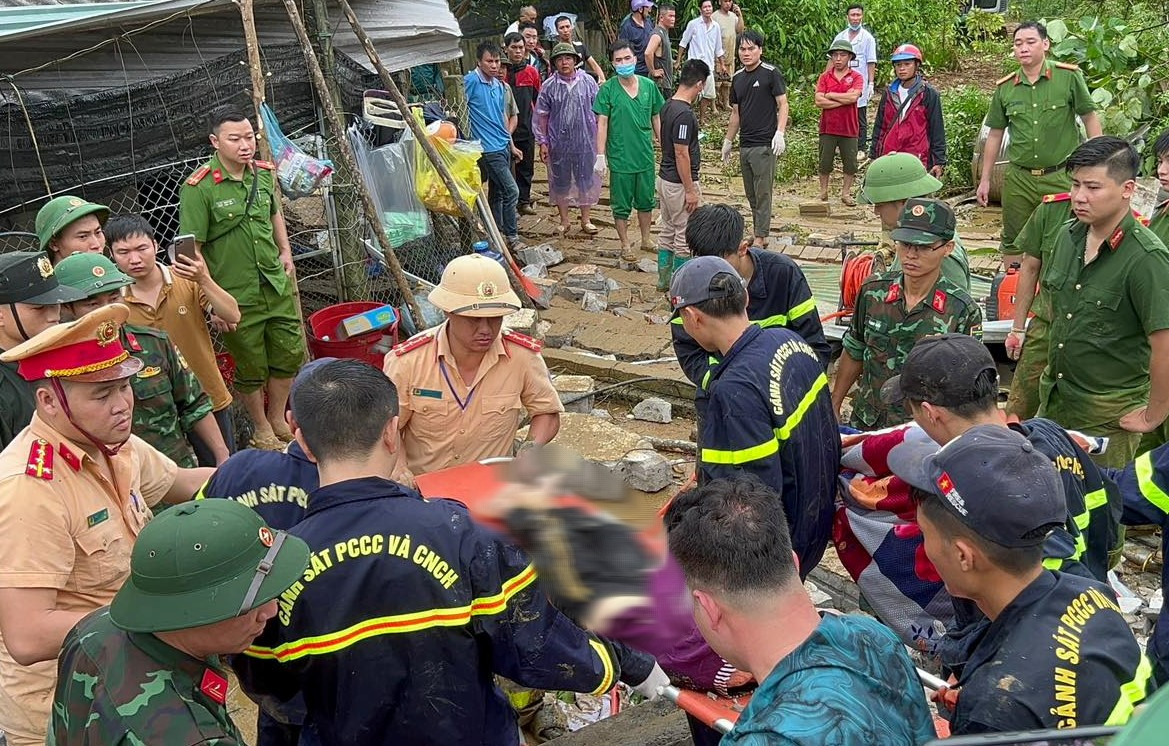 Vụ sạt lở đất vùi lấp nhiều nhà dân, xe ôtô: Tìm thấy 1 người tử vong, số nạn nhân có thể còn tăng- Ảnh 3.