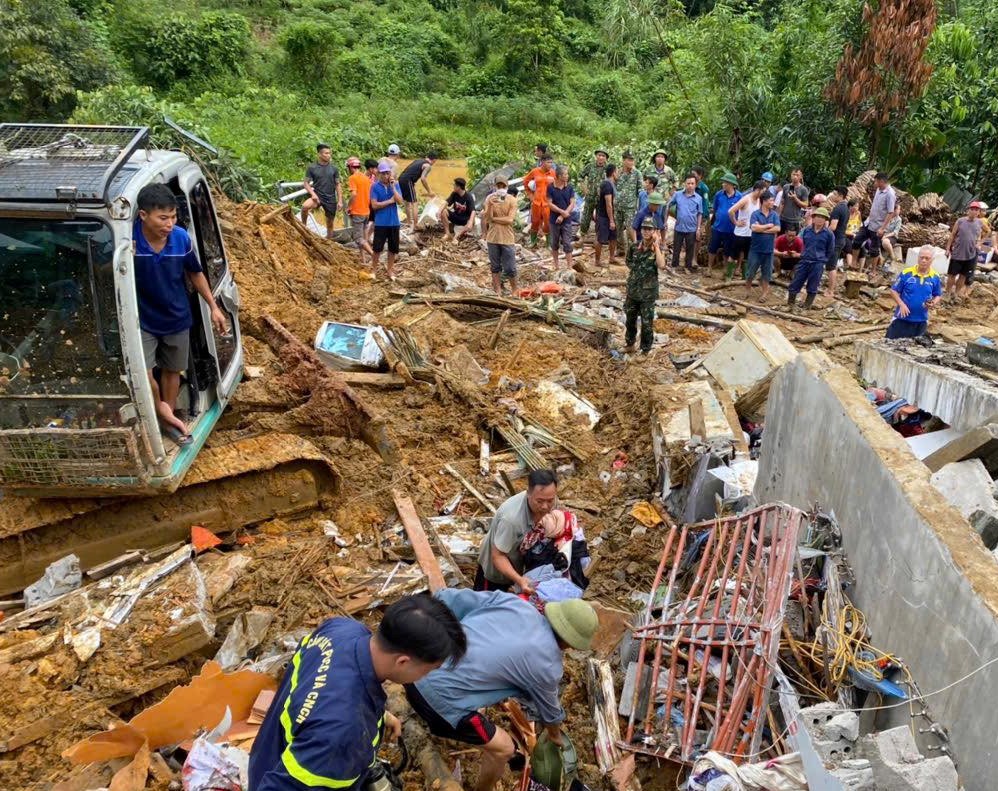 Vụ sạt lở đất vùi lấp nhiều nhà dân, xe ôtô: Tìm thấy 1 người tử vong, số nạn nhân có thể còn tăng- Ảnh 1.