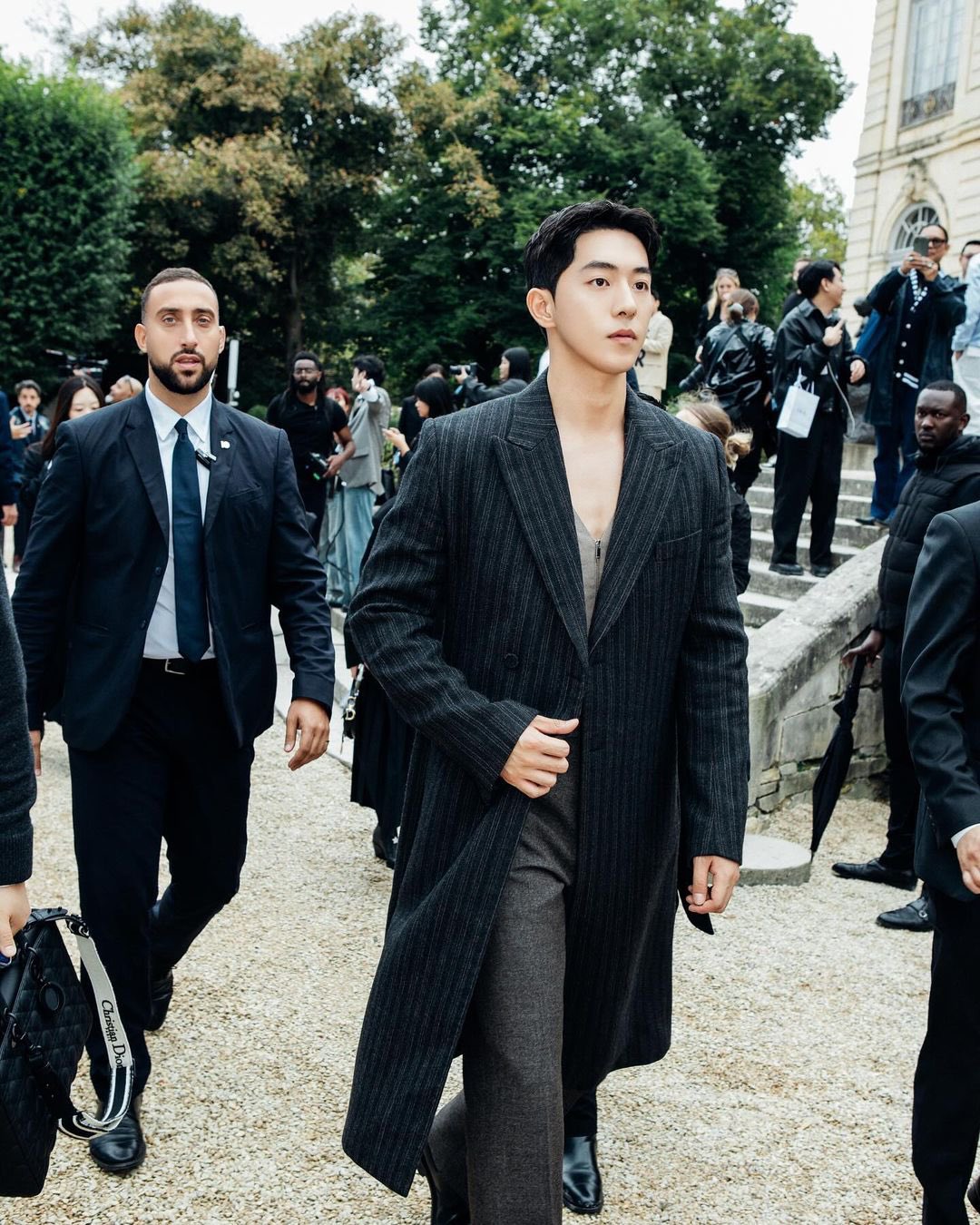 Anh Tú Atus “đối đầu” Nam Joo Hyuk, netizen Việt trả lời bất ngờ khi được hỏi chọn ai- Ảnh 12.