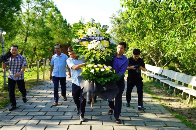 Đông đảo người dân đến viếng tại lễ an táng phu nhân Đại tướng Võ Nguyên Giáp ở Vũng Chùa - Ảnh 5.