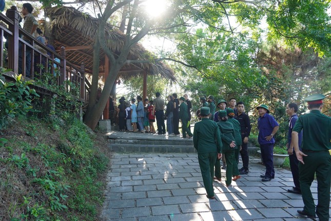 Đông đảo người dân đến viếng tại lễ an táng phu nhân Đại tướng Võ Nguyên Giáp ở Vũng Chùa - Ảnh 7.