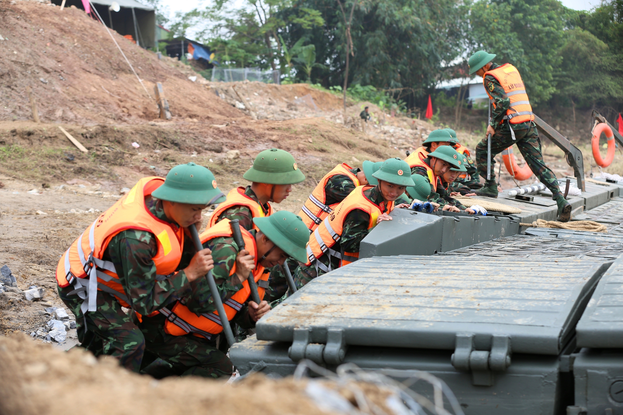 Cận cảnh cầu phao 60 tấn được hoàn thiện, thay thế cầu Phong Châu sau gần 20 ngày xảy ra sự cố kinh hoàng - Ảnh 5.