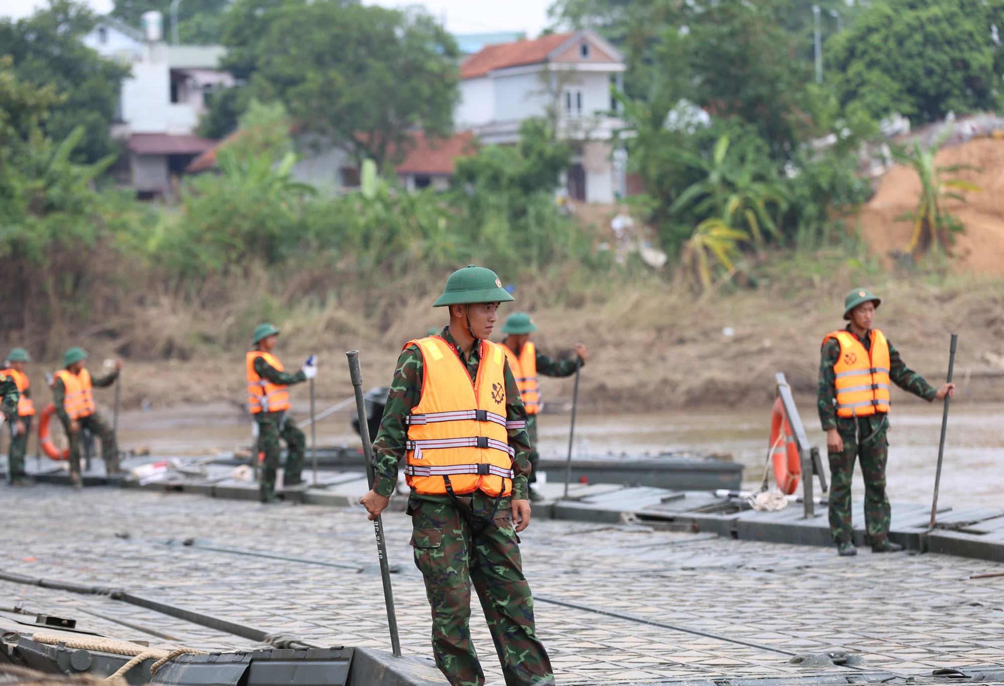 Cận cảnh cầu phao 60 tấn được hoàn thiện, thay thế cầu Phong Châu sau gần 20 ngày xảy ra sự cố kinh hoàng - Ảnh 7.