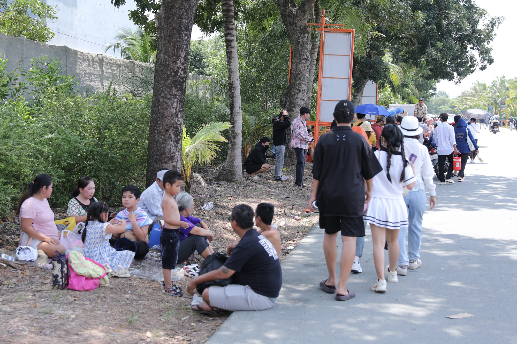 Ngay lúc này: Khu du lịch Đại Nam ra thông báo khẩn vì nhiều đoạn đường tắc cứng, người dân đội nắng đi bộ cả 2km- Ảnh 18.