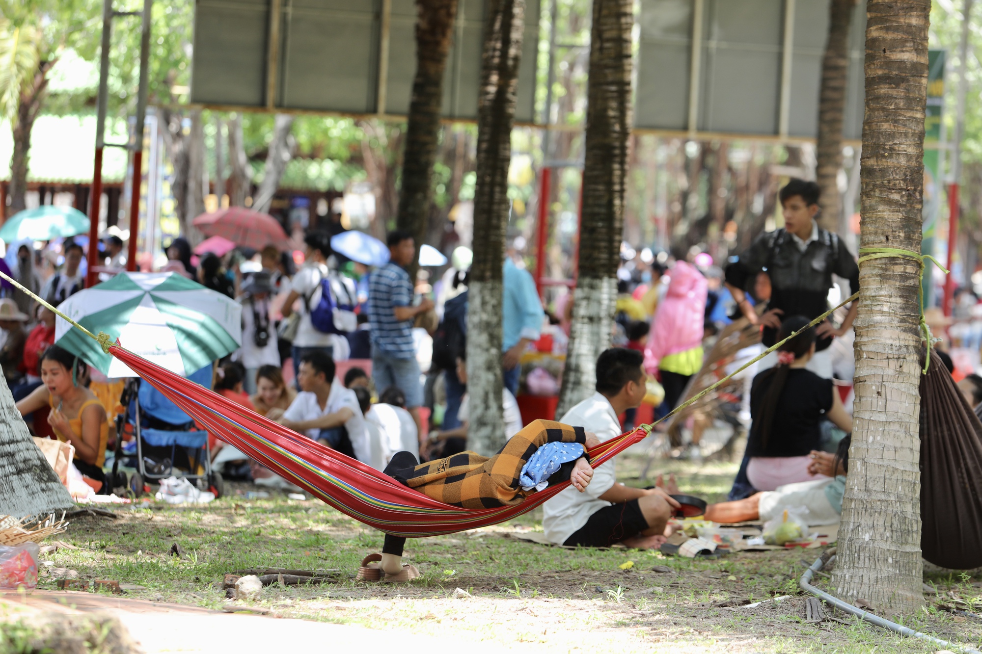 Ngay lúc này: Khu du lịch Đại Nam ra thông báo khẩn vì nhiều đoạn đường tắc cứng, người dân đội nắng đi bộ cả 2km- Ảnh 12.