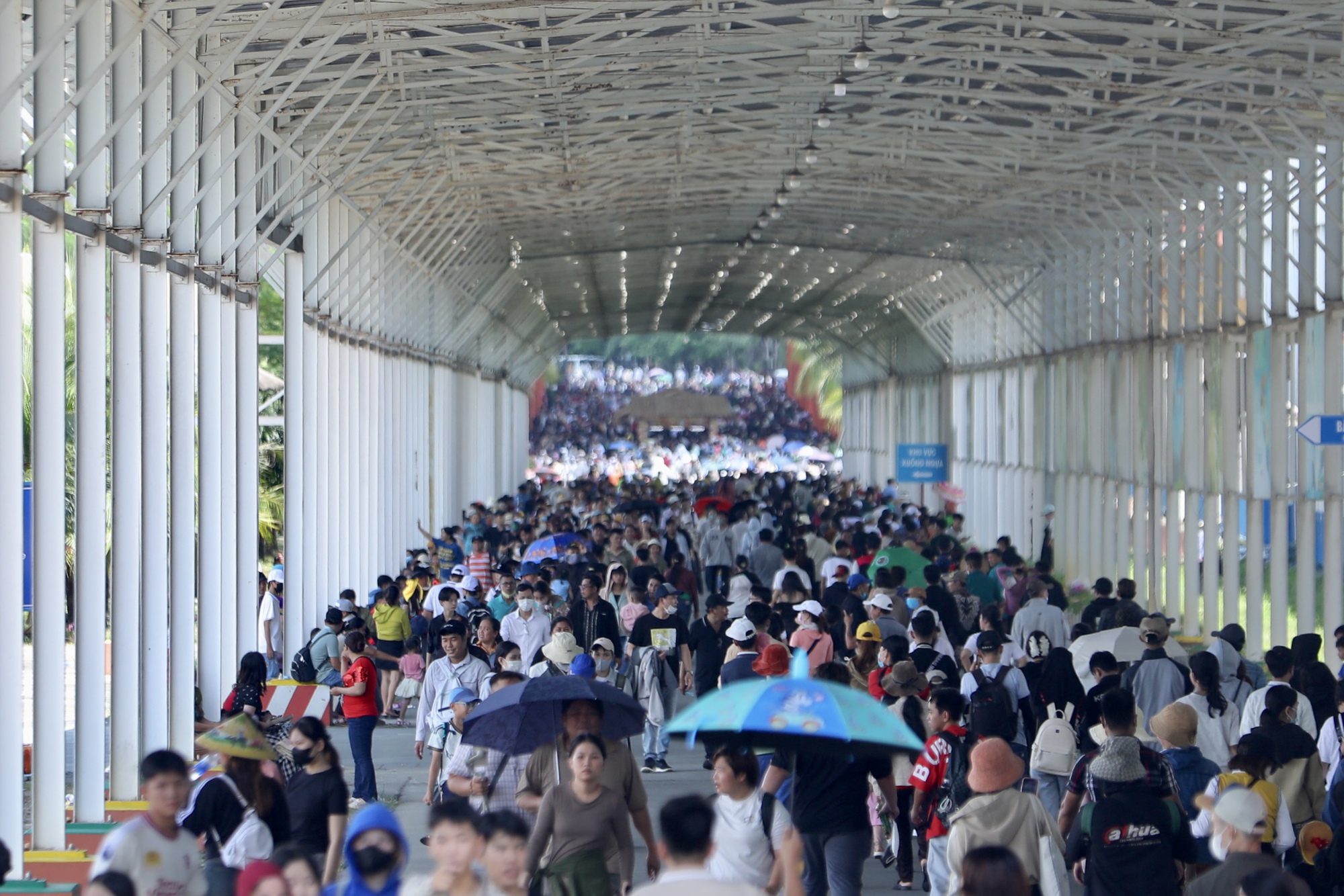 Ngay lúc này: Khu du lịch Đại Nam ra thông báo khẩn vì nhiều đoạn đường tắc cứng, người dân đội nắng đi bộ cả 2km- Ảnh 9.