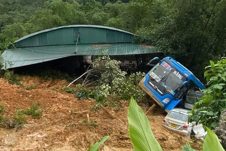 Mưa to gây sạt lở đất đá vào nhà dân, 11 người thương vong ở Hà Giang - Ảnh 2.