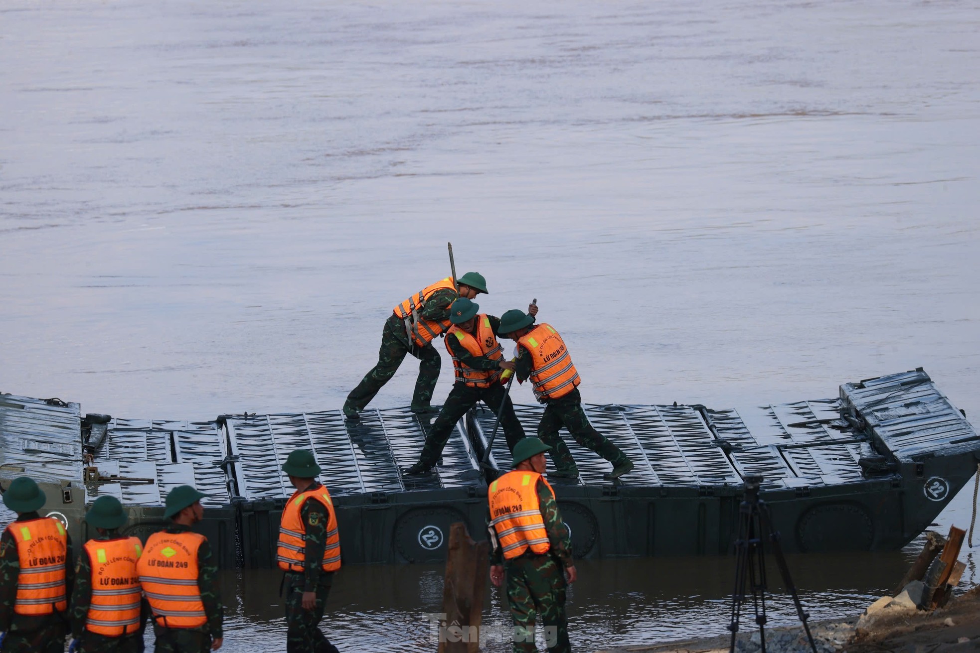 Công binh bắc cầu phao tại khu vực cầu Phong Châu - Ảnh 9.