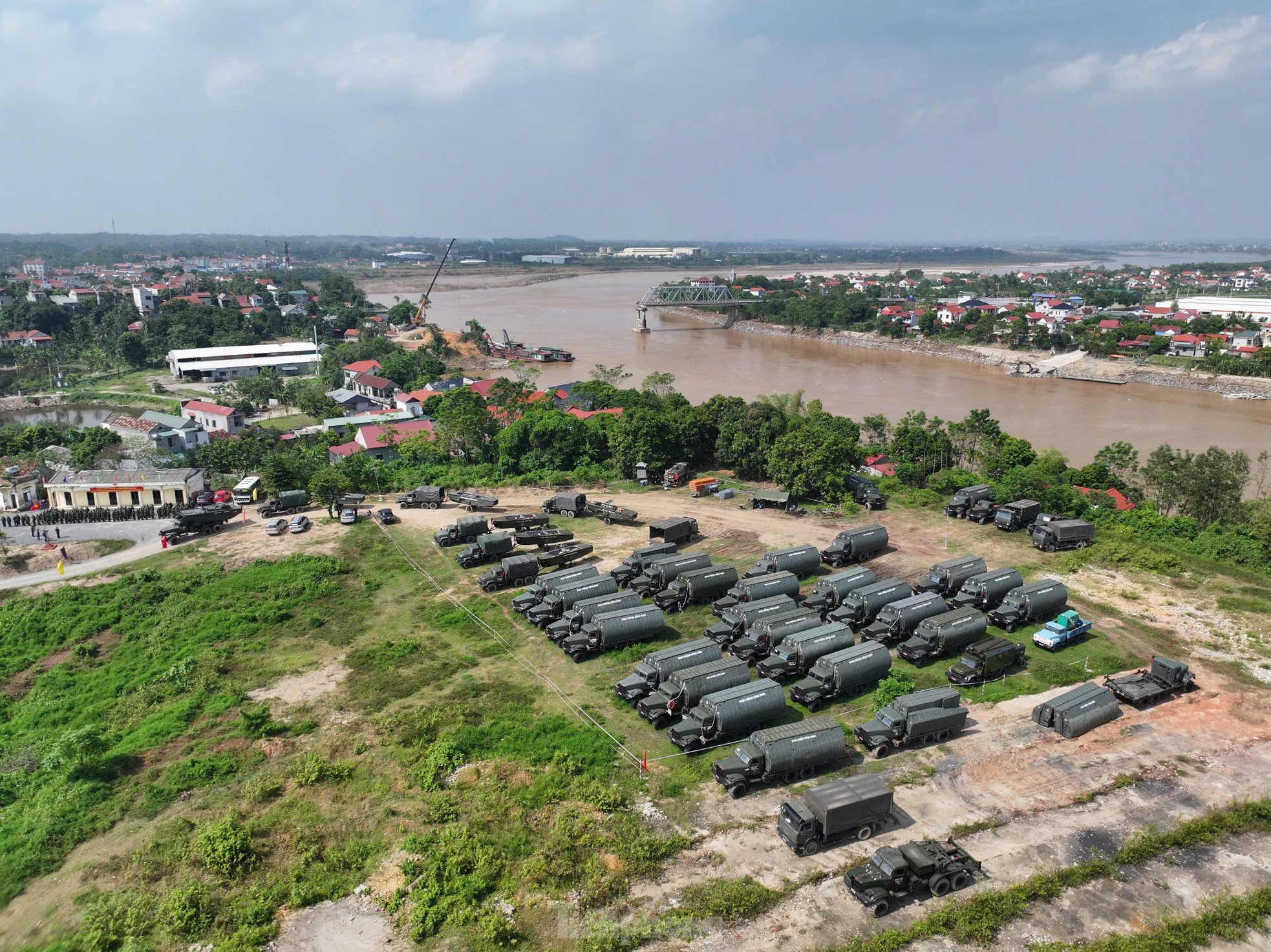 Công binh bắc cầu phao tại khu vực cầu Phong Châu - Ảnh 1.