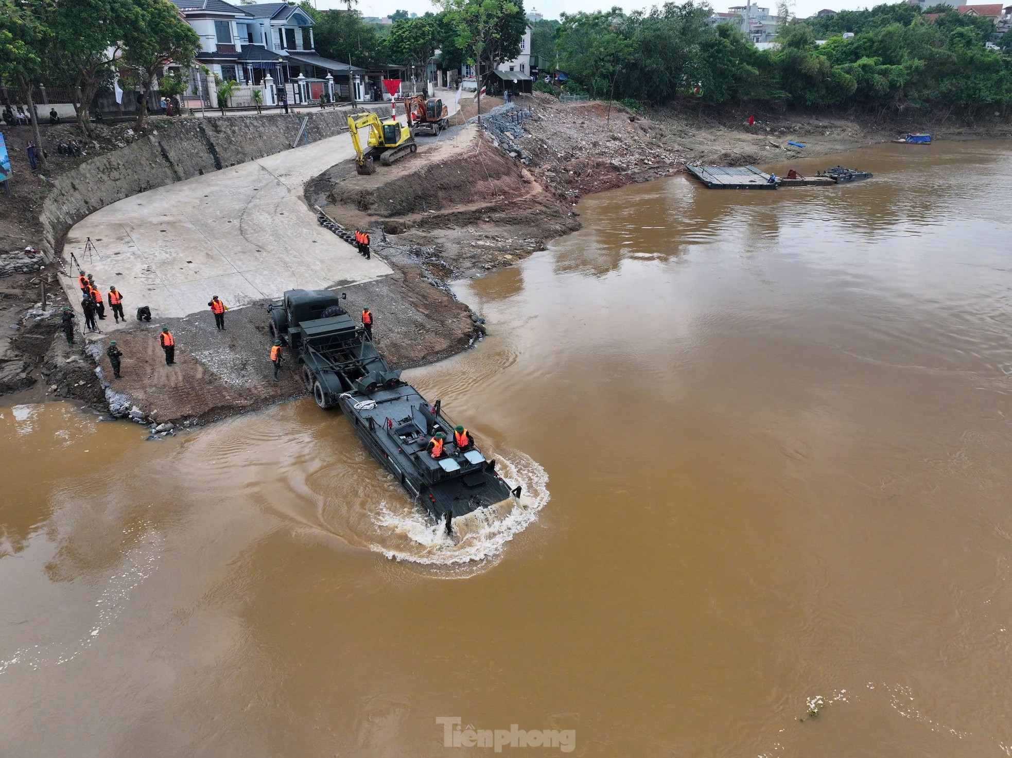 Công binh bắc cầu phao tại khu vực cầu Phong Châu - Ảnh 5.