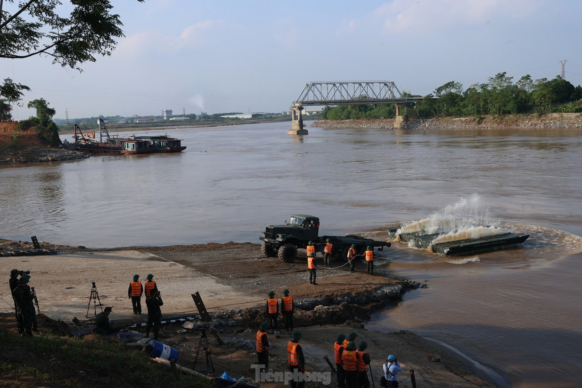 Công binh bắc cầu phao tại khu vực cầu Phong Châu - Ảnh 8.