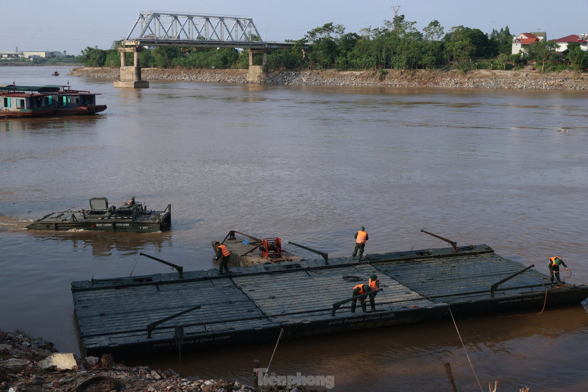 Công binh bắc cầu phao tại khu vực cầu Phong Châu - Ảnh 7.