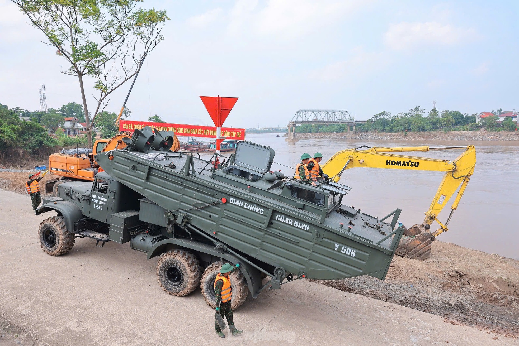 Công binh bắc cầu phao tại khu vực cầu Phong Châu - Ảnh 4.