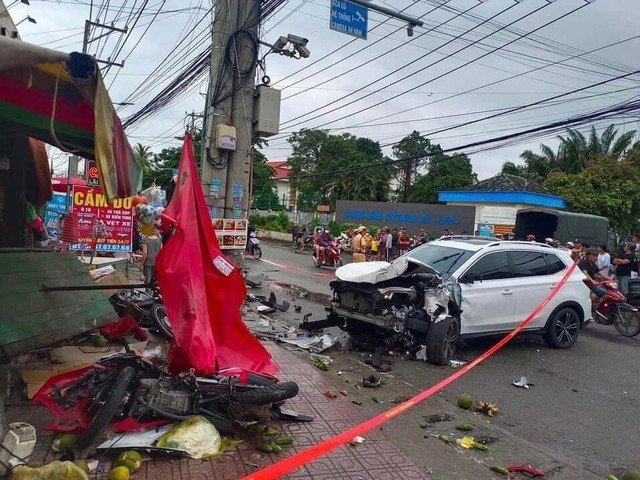 Ô tô “điên” tông hàng loạt xe máy ở Đồng Nai - Ảnh 3.