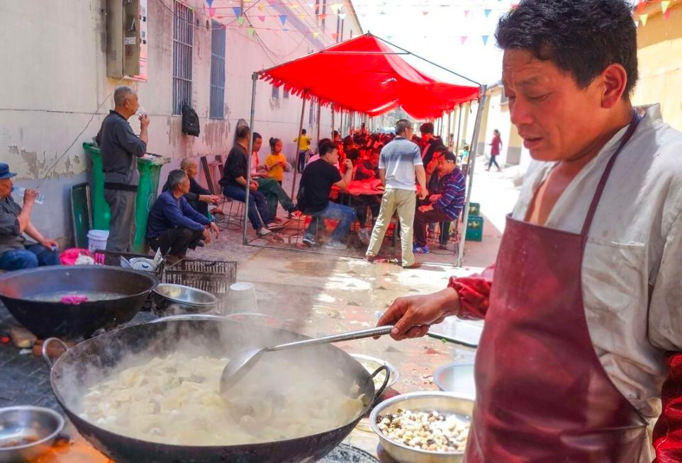 Tổ chức sinh nhật tại nhà, người đàn ông mời cả làng nhưng không ai đến dự, cảnh tượng trước mắt khiến tất cả chết sững- Ảnh 1.