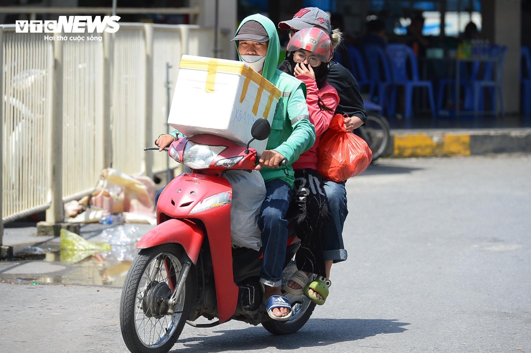 Người dân khệ nệ mang quà quê lên Hà Nội trong cái nắng như thiêu đốt - Ảnh 15.