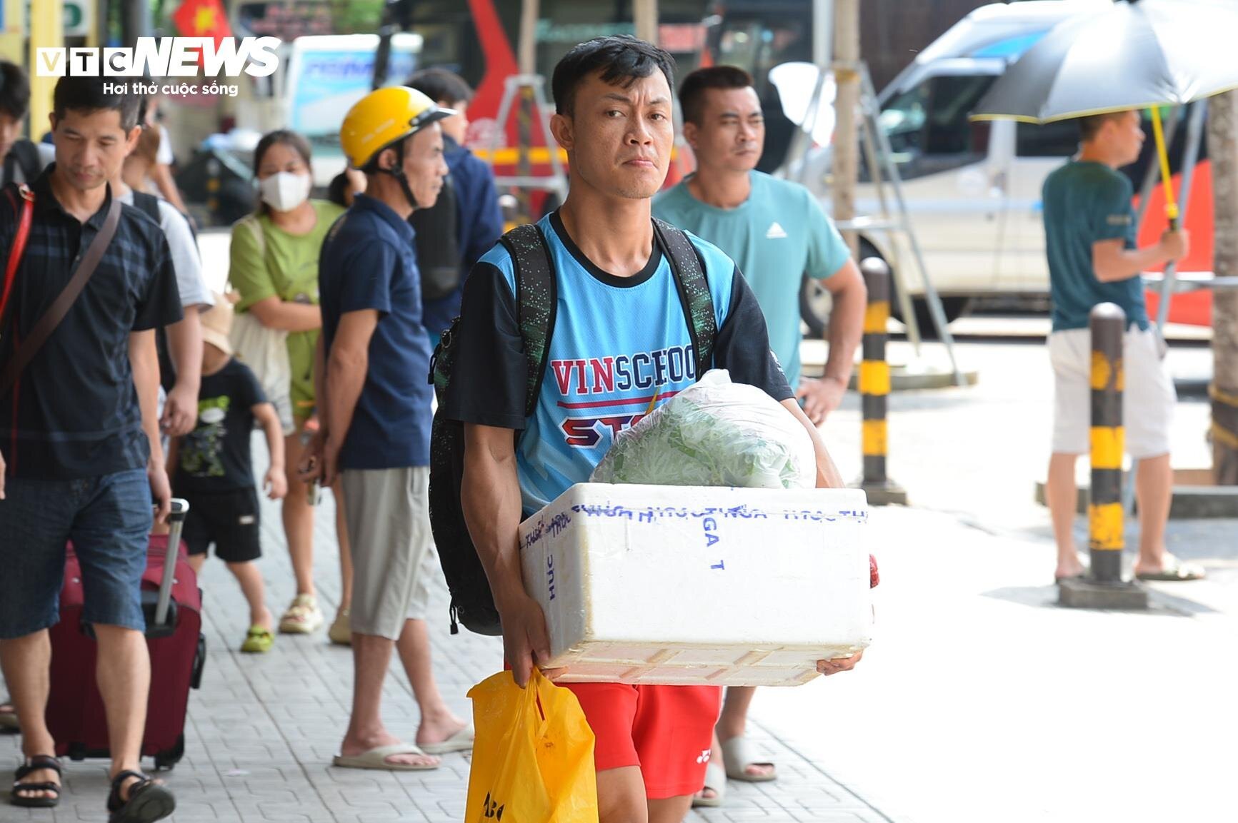 Người dân khệ nệ mang quà quê lên Hà Nội trong cái nắng như thiêu đốt - Ảnh 5.