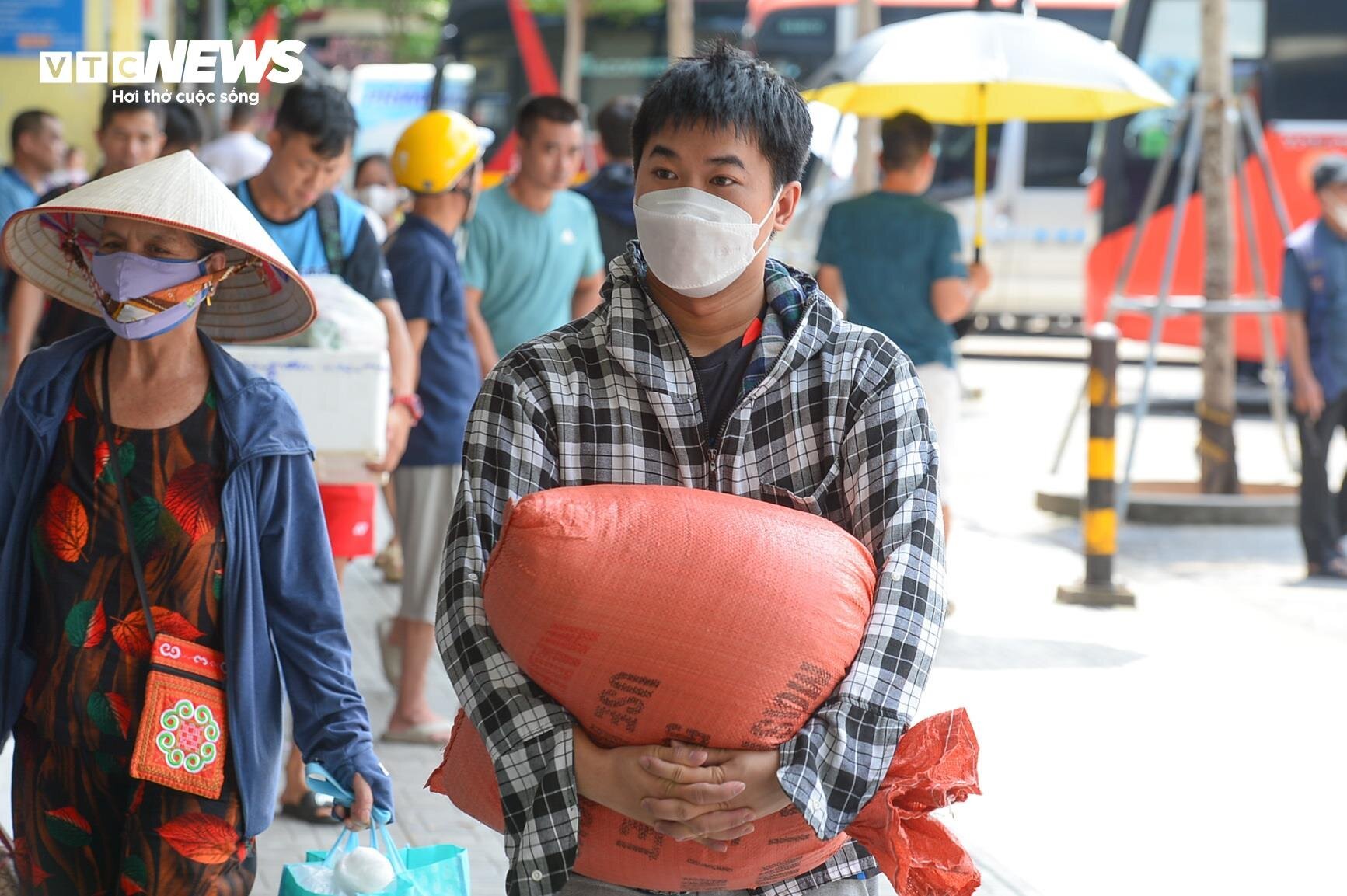 Người dân khệ nệ mang quà quê lên Hà Nội trong cái nắng như thiêu đốt - Ảnh 4.