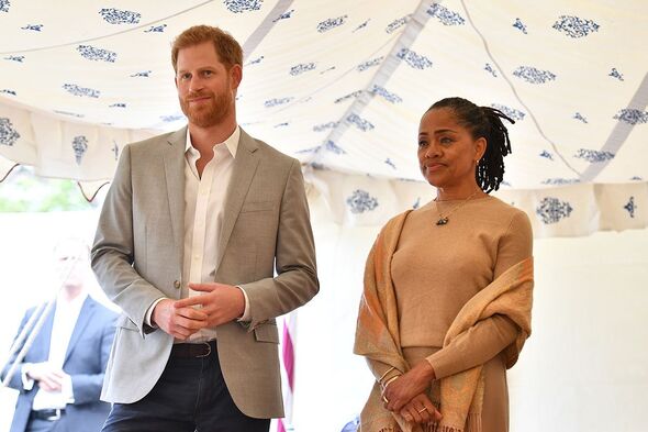 Mẹ Meghan nghĩ gì khi lần đầu gặp chàng rể Harry? - Ảnh 1.