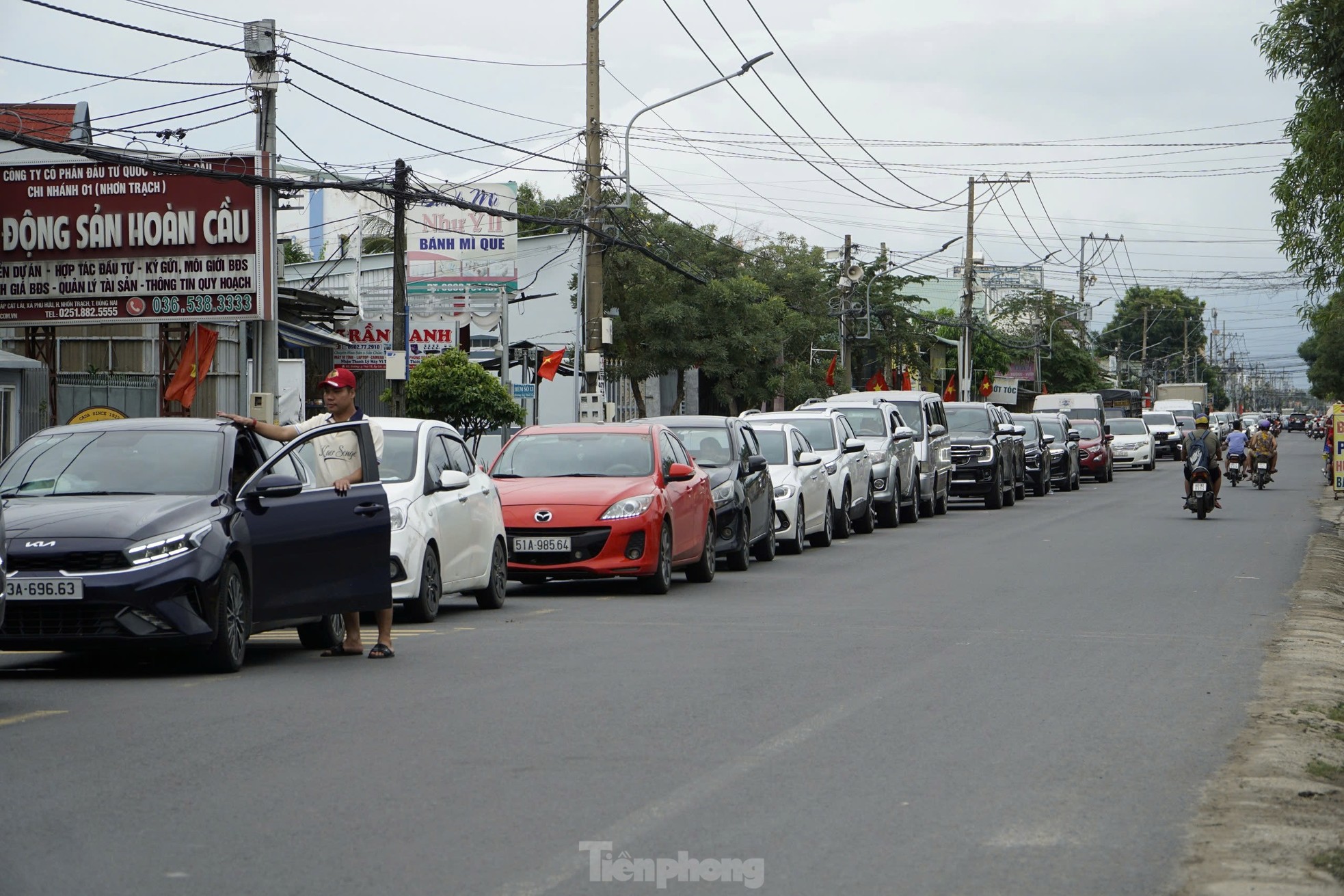 Dòng xe kẹt cứng hàng km chờ qua phà Cát Lái vào TPHCM - Ảnh 1.