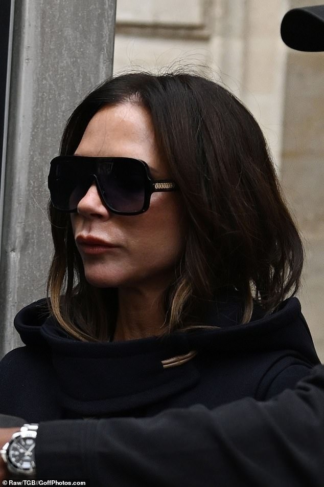 Victoria Beckham diện mốt không nội y - Ảnh 6.