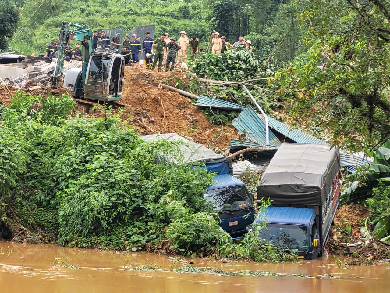 Vụ sạt lở trên quốc lộ ở Hà Giang: Vẫn còn 3 người mất tích, huy động hàng trăm người tìm kiếm các nạn nhân - Ảnh 1.