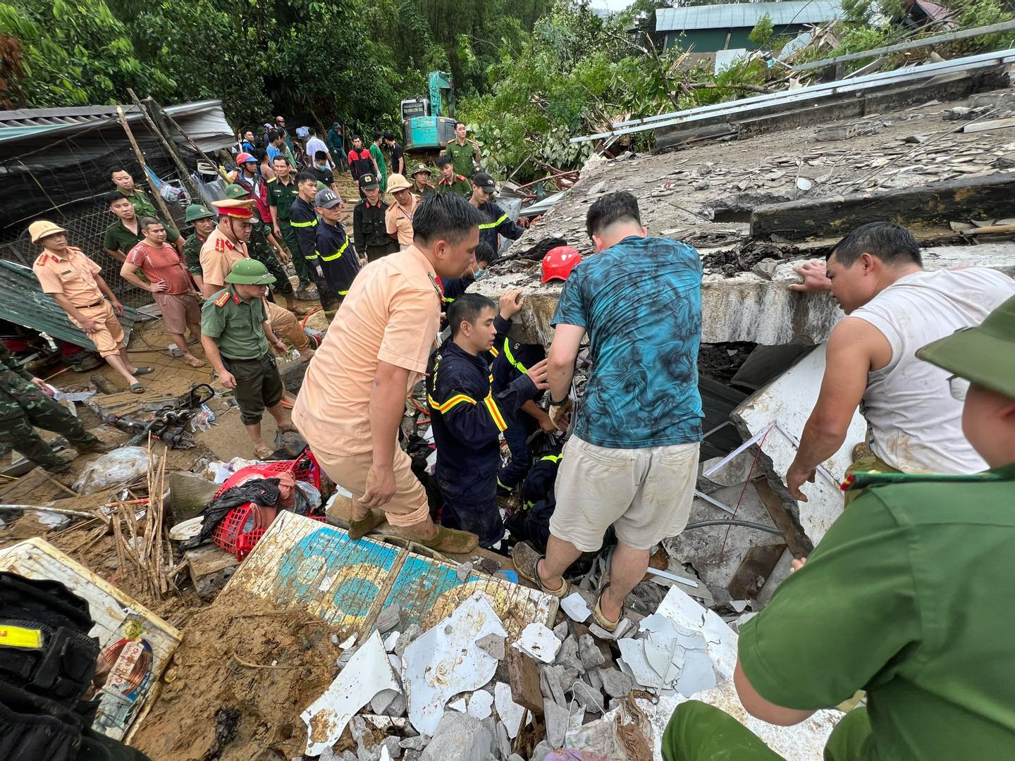 Vụ sạt lở trên quốc lộ ở Hà Giang: Vẫn còn 3 người mất tích, huy động hàng trăm người tìm kiếm các nạn nhân - Ảnh 2.