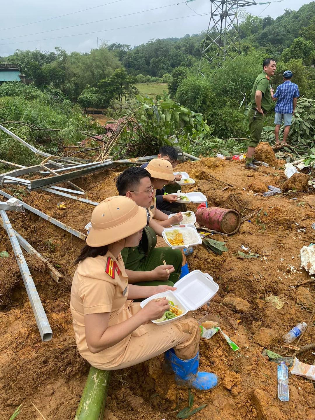 Vụ sạt lở trên quốc lộ ở Hà Giang: Tìm thấy thi thể người đàn ông mất tích khi đang livestream - Ảnh 4.