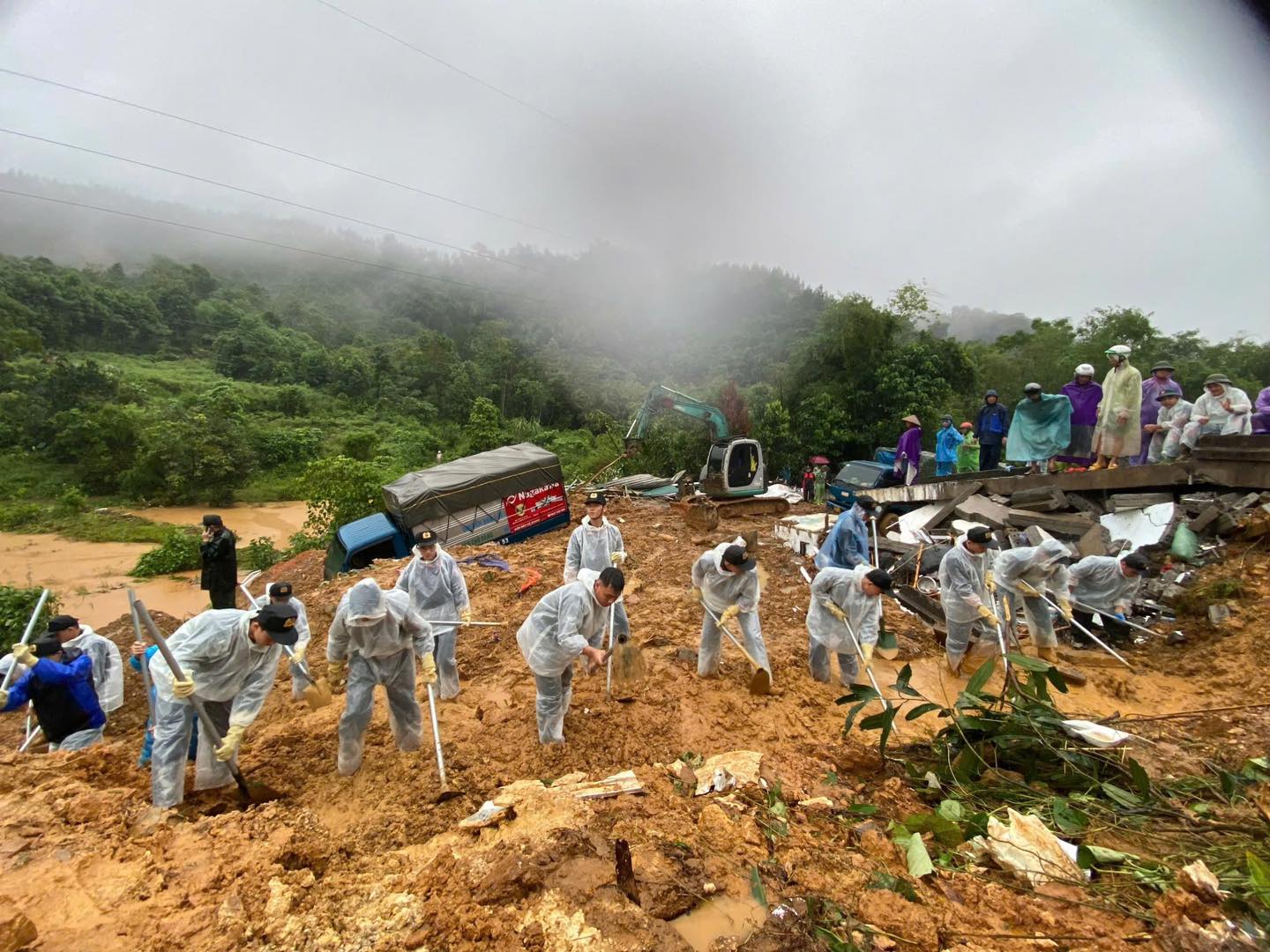 Vụ sạt lở trên quốc lộ ở Hà Giang: Tìm thấy thi thể người đàn ông mất tích khi đang livestream - Ảnh 9.