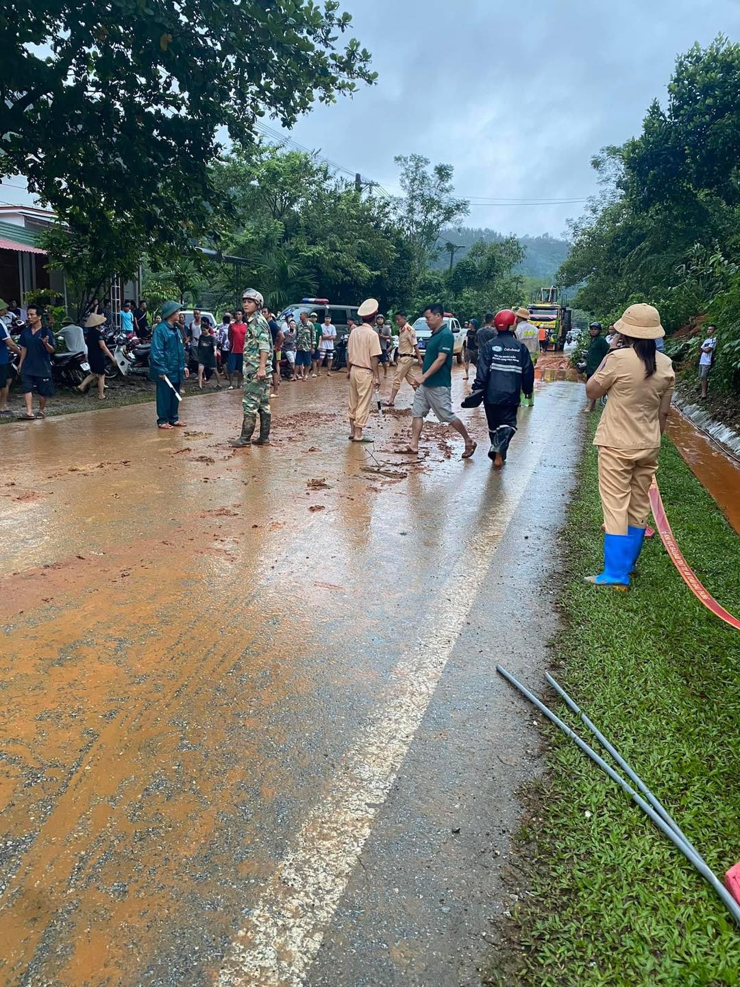 Vụ sạt lở trên quốc lộ ở Hà Giang: Tìm thấy thi thể người đàn ông mất tích khi đang livestream - Ảnh 2.