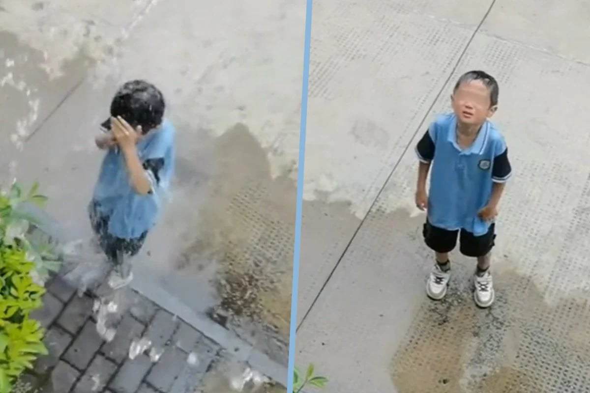 Bé trai khóc lóc khi bị mẹ liên tục dội thẳng nước từ trên cao xuống, biết được nguyên nhân ai cũng gật gù khen ngợi - Ảnh 1. Bé trai khóc lóc khi bị mẹ liên tục dội thẳng nước từ trên cao xuống, biết được nguyên nhân ai cũng gật gù khen ngợi - Ảnh 1.