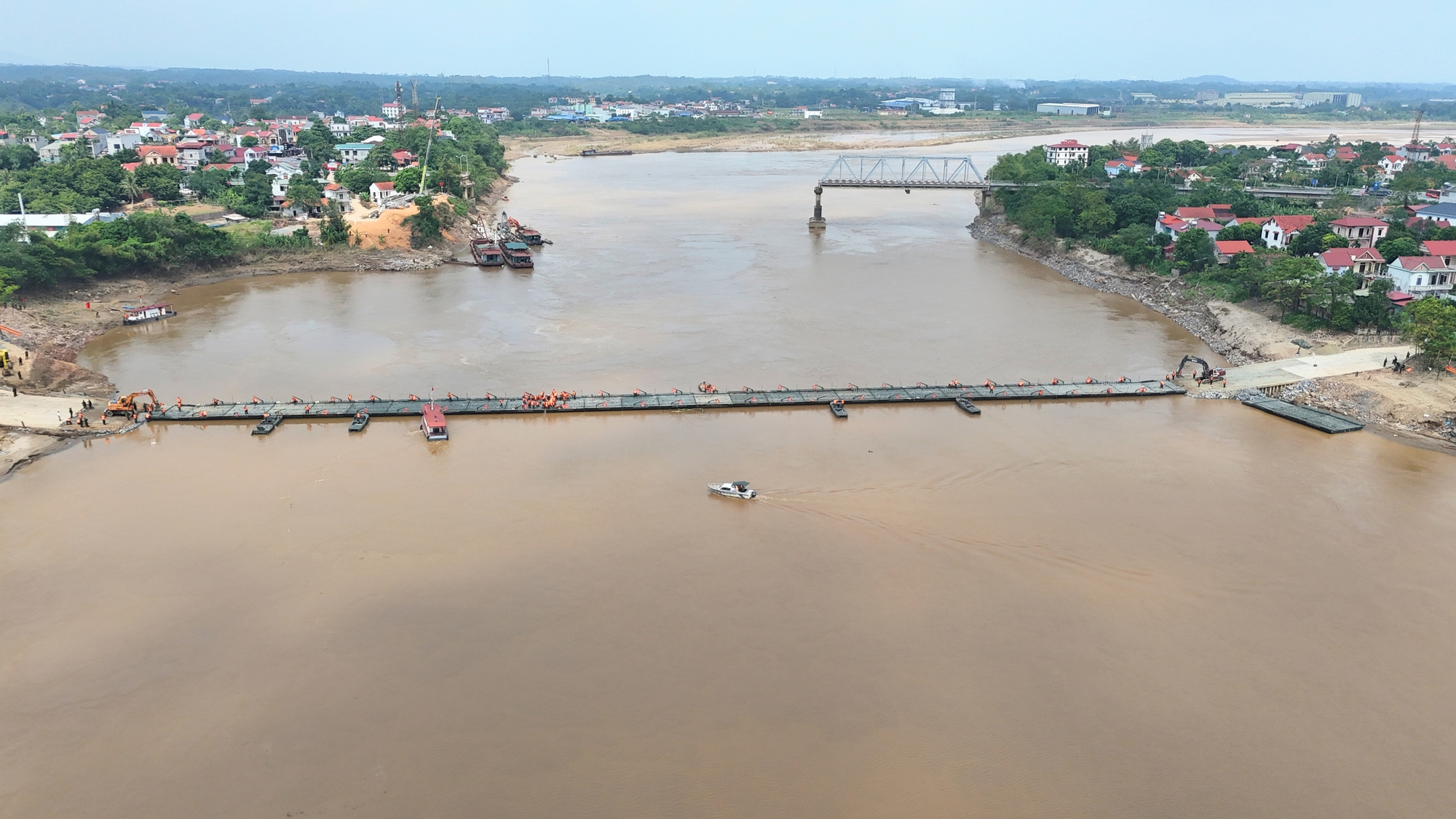 Người dân phấn khởi khi cầu phao được hoàn thiện: &quot;Kể từ ngày cầu Phong Châu bị sập, mình phải đi đường vòng 50km mới đến trường&quot;- Ảnh 1.