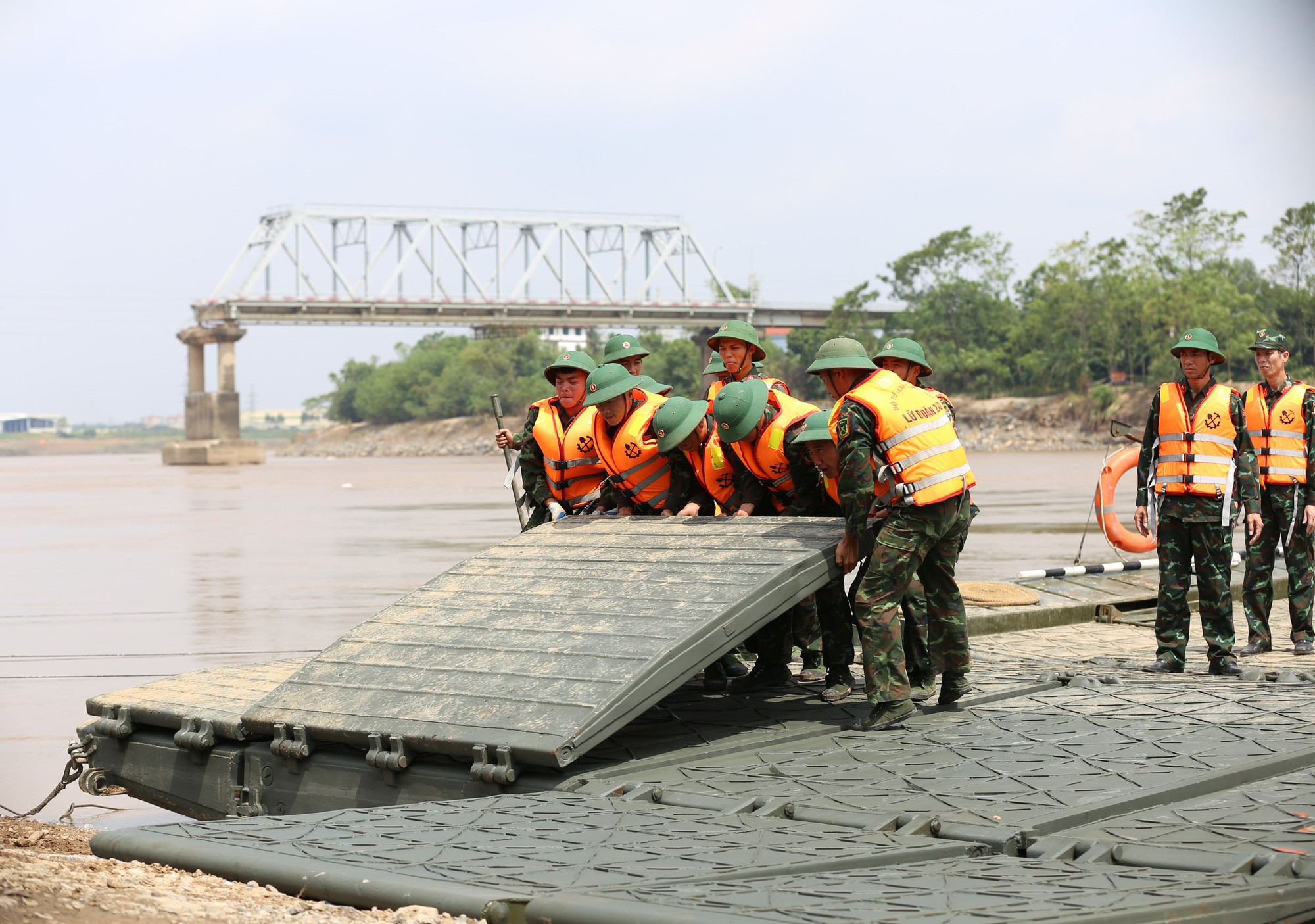 Người dân phấn khởi khi cầu phao được hoàn thiện: &quot;Kể từ ngày cầu Phong Châu bị sập, mình phải đi đường vòng 50km mới đến trường&quot;- Ảnh 9.