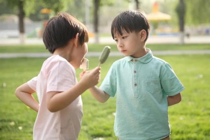 4 biểu hiện rõ nhất cho thấy trẻ lớn lên sẽ là người hiếu thảo: Cha mẹ về già thảnh thơi, ít phải lo nghĩ - Ảnh 4.