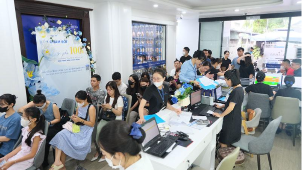 Hàng trăm khách hàng tham gia ưu đãi mừng sinh nhật Maia 15 tuổi - Ảnh 1.