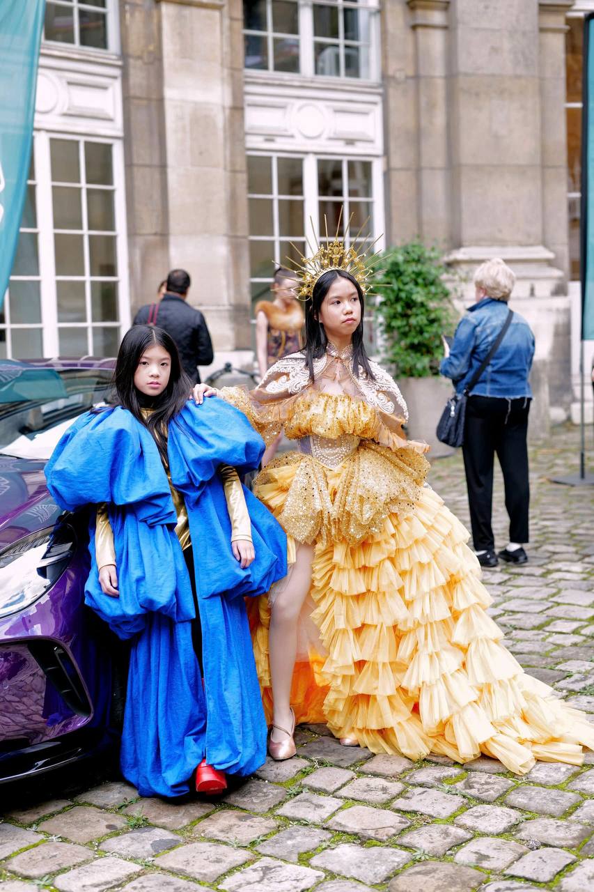 HOT: Mẫu nhí Việt Ella Bùi làm vedette tại Paris Fashion Week, diện giày rộng, trang phục nặng vẫn catwalk tốt- Ảnh 16.