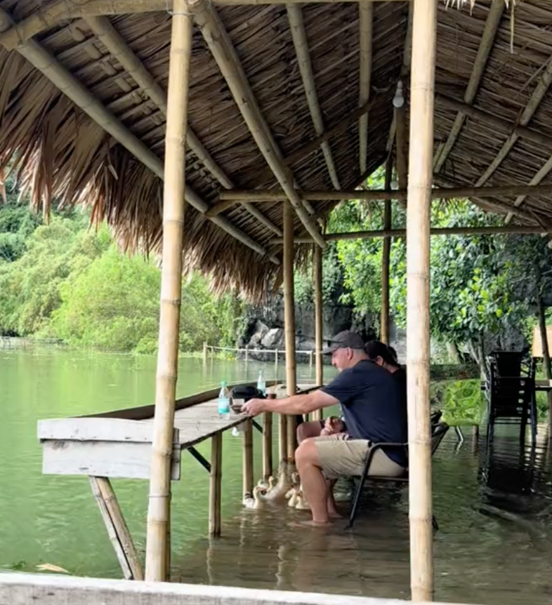 Du khách Tây thích thú với mô hình cà phê kiểu đồng quê Việt Nam, nhìn các &quot;nhân viên đặc biệt&quot; lại càng mê hơn- Ảnh 1.