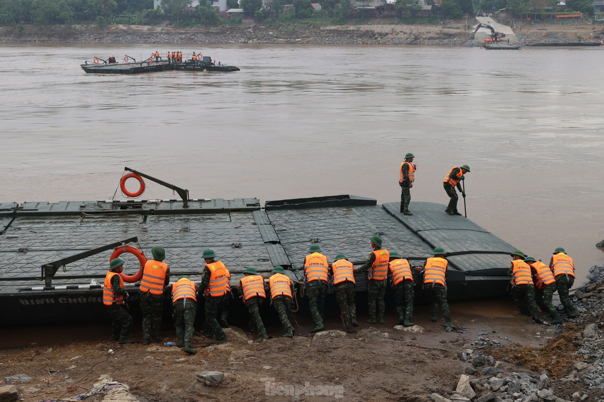 Ngày 30/9, thông xe cầu phao thay thế cầu Phong Châu - Ảnh 9.