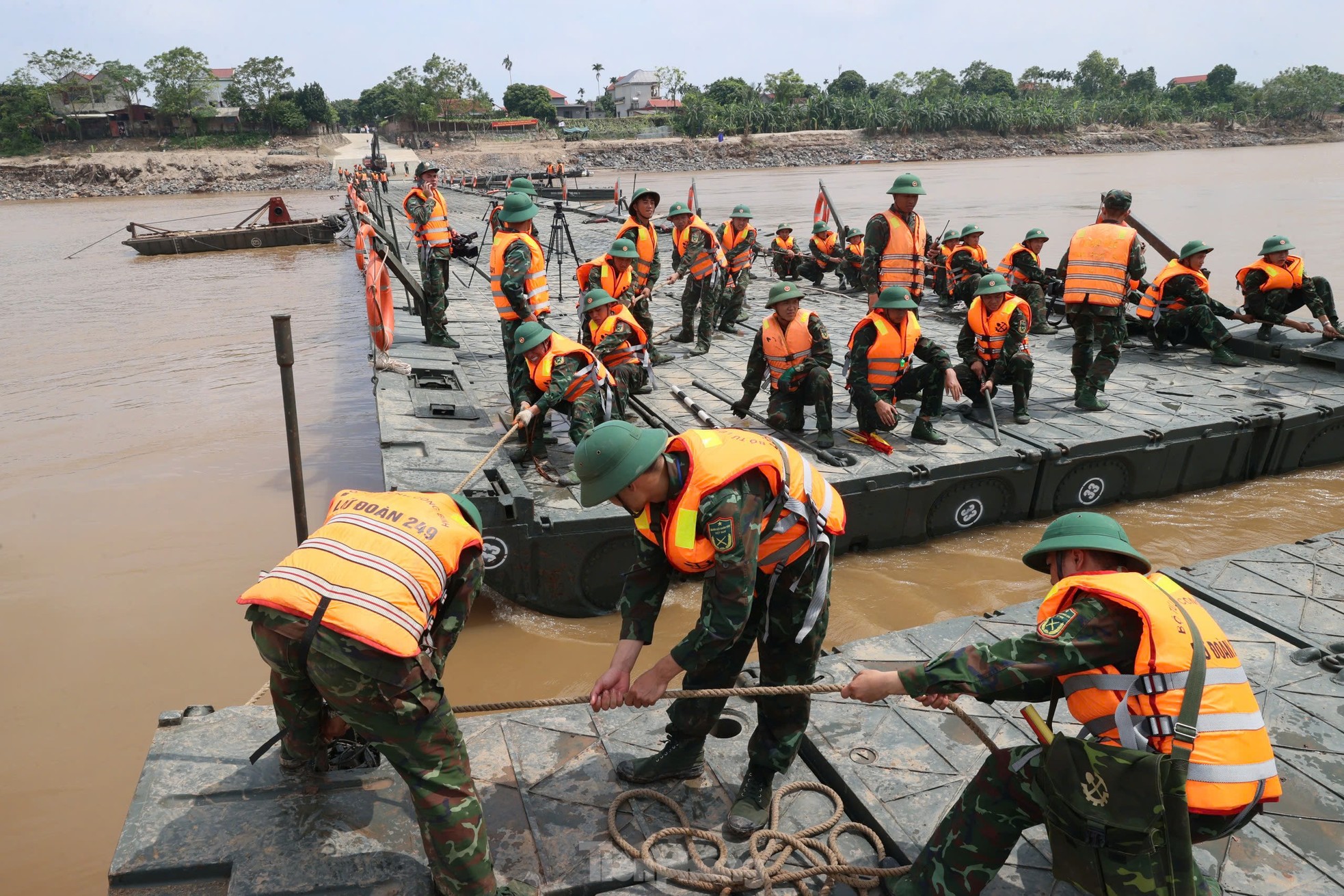 Ngày 30/9, thông xe cầu phao thay thế cầu Phong Châu - Ảnh 2.