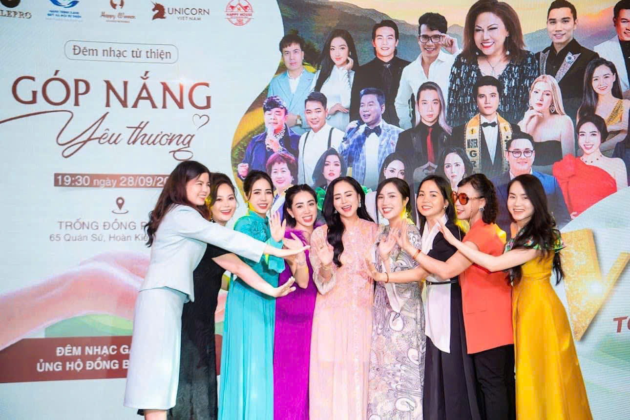 Nữ hoàng hoa hồng Bùi Thanh Hương “góp nắng” cho học sinh vùng lũ- Ảnh 4.