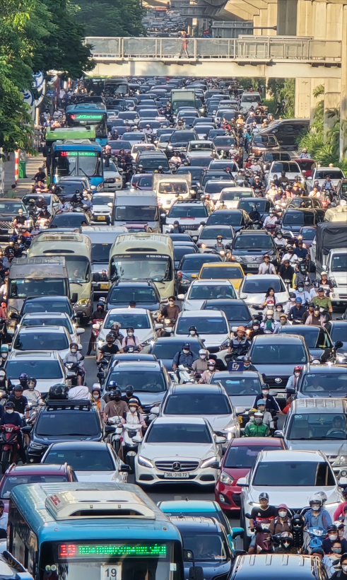 Ngày đầu tiên đi làm sau kỳ nghỉ lễ: Dòng xe chen cứng không một kẽ hở, người dân &quot;chôn chân&quot; trong nắng nóng- Ảnh 5.