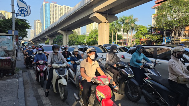 Ngày đầu tiên đi làm sau kỳ nghỉ lễ: Dòng xe chen cứng không một kẽ hở, người dân &quot;chôn chân&quot; trong nắng nóng - Ảnh 9.