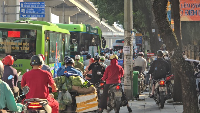 Ngày đầu tiên đi làm sau kỳ nghỉ lễ: Dòng xe chen cứng không một kẽ hở, người dân &quot;chôn chân&quot; trong nắng nóng - Ảnh 3.